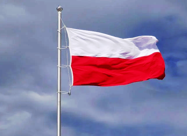 Świąteczne dni z biało-czerwonymi flagami